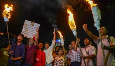 RG Kar Protests: Junior Doctors, Common People Take Out Torch Rally To CBI Office