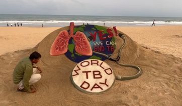 Sudarsan creates attractive sand art on ‘World TB Day’ on Puri beach