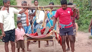 Elderly Patient Carried On Cot For 2 Km In Sundargarh