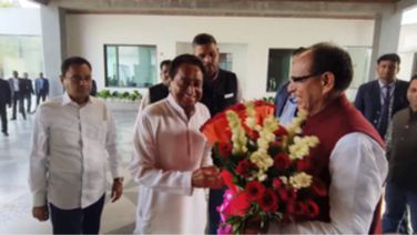 Kamal Nath Meets Shivraj Singh Chouhan, Congratulates Him For Election Victory