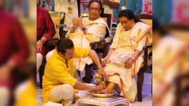 Sonu Nigam Washes Asha Bhosle's Feet With Rose Water, Petals At Book Launch Event