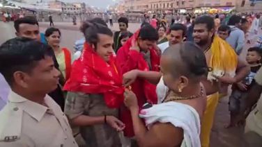 Sonu Nigam Visits Shreemandir, Offers Prayers To Lord Jagannath