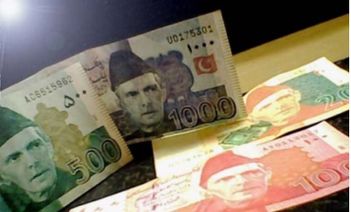 Pakistani rupee plunges to historic low