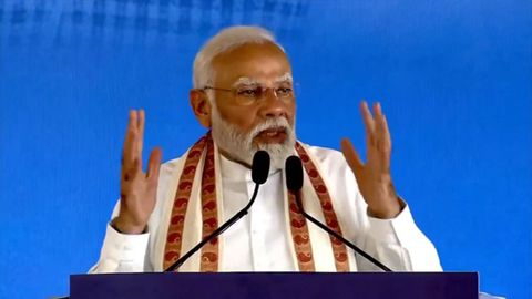 PM Modi inaugurates projects worth Rs 4000 cr, asserts Kochi to be next  ship building hub