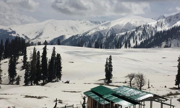 Beauty of Kashmir fascinates Bollywood filmmakers
