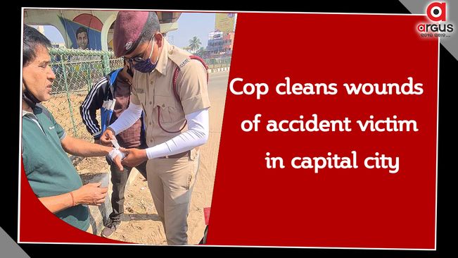 Cop cleans wounds of accident victim in capital city