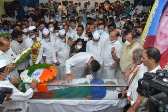 Thousands pay tributes to departed Congress leader Oscar Fernandes