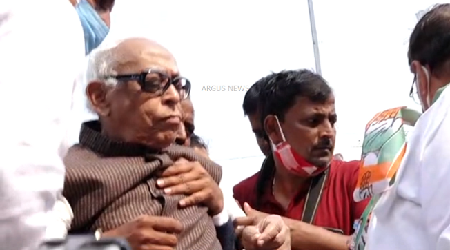 Congress veteran Narasingha Mishra faints during protest in Bhubaneswar, Hospitalised