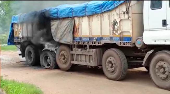 ଜଲିଗଲା ସିମେଣ୍ଟ ବୋଝେଇ ଟ୍ରକ, ଡ୍ରାଇଭର ମୃତ/A truck loaded with cement caught fire