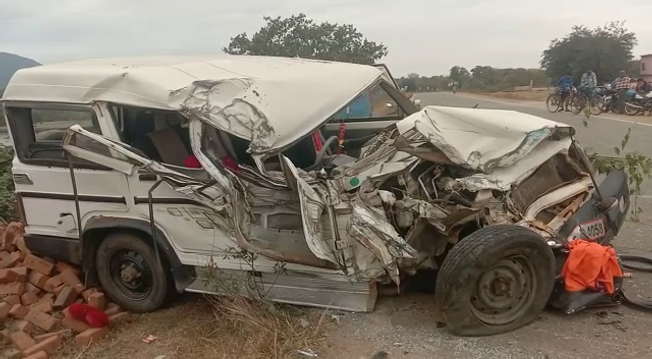 Kalahandi: Driver killed, bride-groom critical in head-on collision between SUV and truck