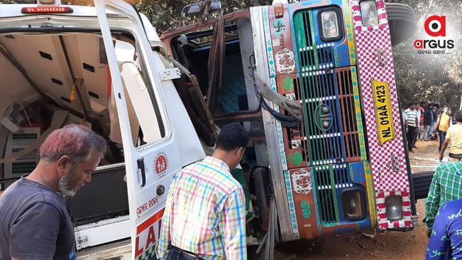 1 dies, 4 critical as ambulance collides with truck in Odisha