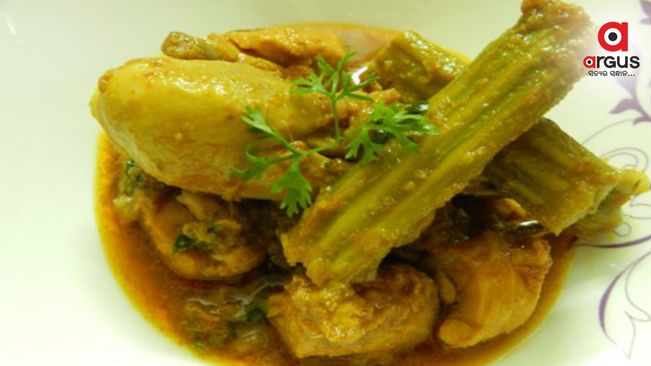 ସଜନା ଛୁଇଁ ଚିକେନ୍ ତରକାରୀ