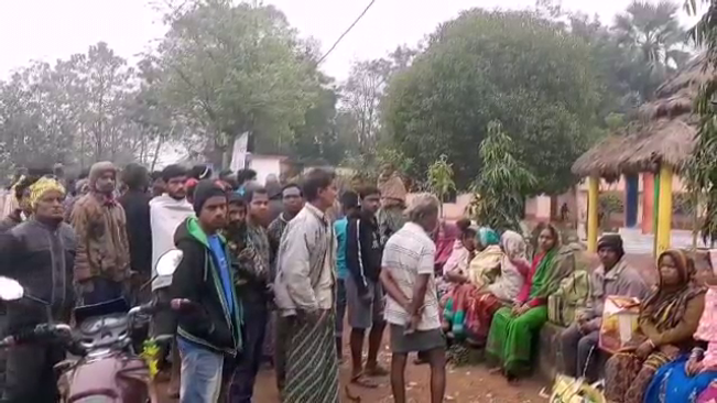 ବାଲି ମାଫିଆଙ୍କ ଇଶାରାରେ କାର୍ଯ୍ୟ କରୁଛି ପୋଲିସ ! ଭୟରେ ଗାଁ ଛାଡ଼ିଲେ ଶତାଧିକ ଗ୍ରାମବାସୀ