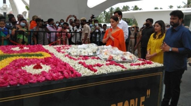 Ahead of 'Thalaivii' release, Kangana visits Jayalalithaa's memorial