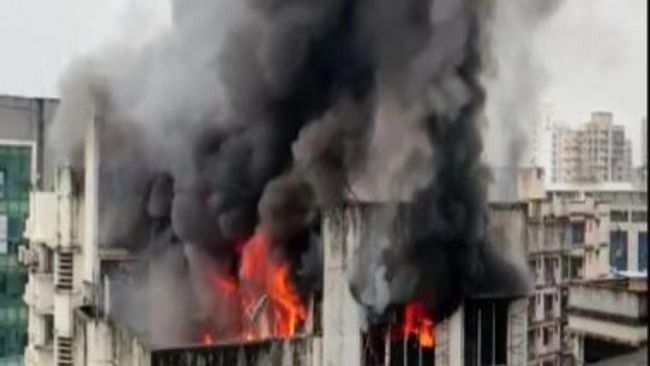 ୭ ମହଲାରେ ନିଆଁ/ fire broke out in the seventh storey of a building in borivali mumbai