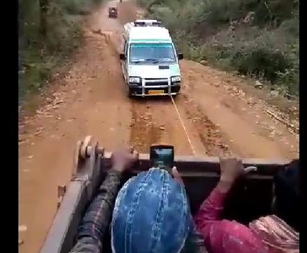 ପୁଣି ଜନନୀ ଯନ୍ତ୍ରଣା: କାଦୁଅ ରାସ୍ତାରେ ଫସିଲା ଆମ୍ବୁଲାନ୍ସ