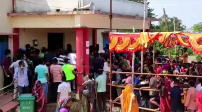 ଟିକାକରଣ କେନ୍ଦ୍ରରେ ଅବ୍ୟବସ୍ଥା, ଠେଲା ଠେଲିରେ ଜଣେ ମହିଳା ଗୁରୁତର