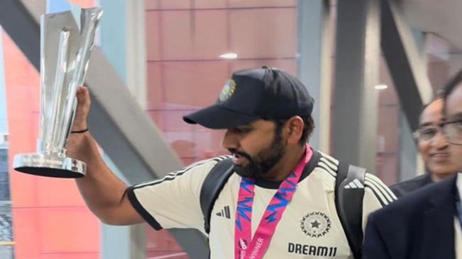 Weather god showers love as champs return home! Rohit & Co. receive hero's welcome (Ld)  New Delhi, July 4 (IANS) It was calm and pleasant weather with little showers, the only thing that could be heard was police sirens, suddenly someone shouted "dekho v