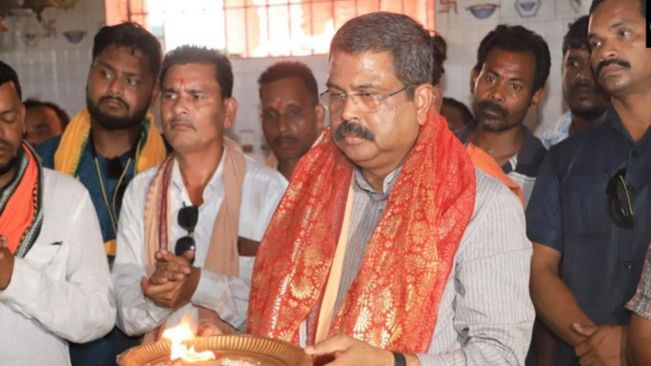Odisha: Dharmendra Pradhan offers prayers at Maa Dakhinakali temple in his Sambalpur parliamentary constituency
