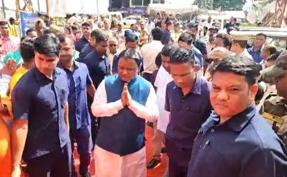 CM Mohan Majhi Offers Prayers At Several Durga Puja Mandaps In Cuttack