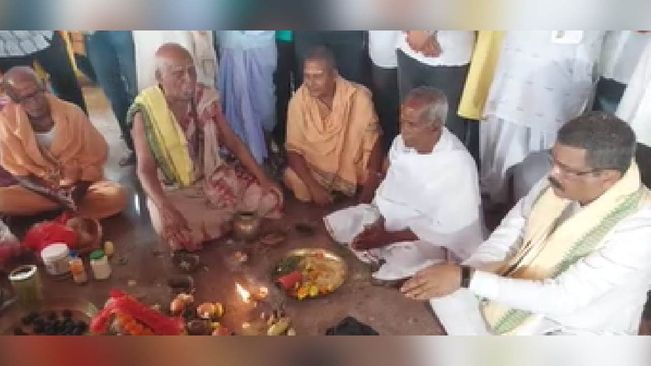 Union Minister Dharmendra Pradhan Offers Prayers At Maa Dakeswari Temple In Angul 