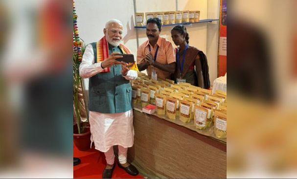 Janajatiya Gaurav Diwas: PM Modi’s selfie with members of Irula tribe draws attention