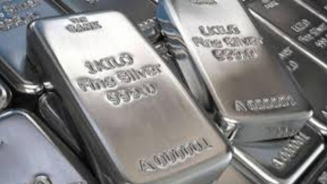 Silver touches Rs 1 lakh mark on MCX march contract