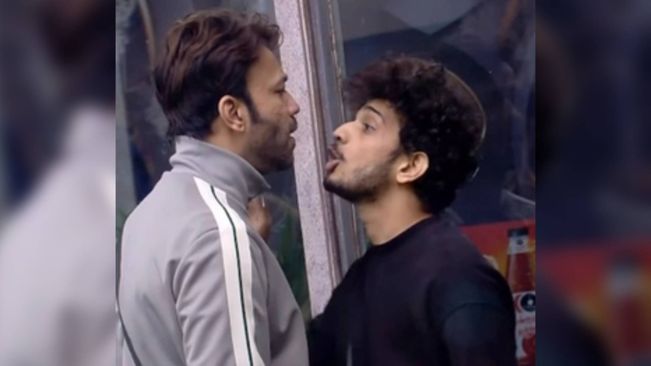 'Bigg Boss 17': Munawar grabs Vicky's neck in an ugly fight, both pass derogatory comments