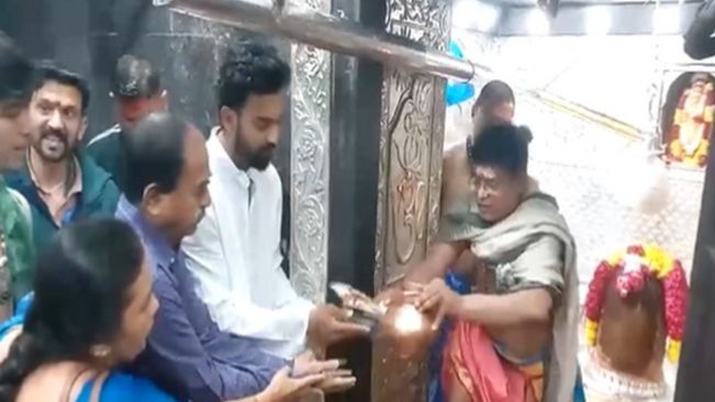 KL Rahul offers prayers at Mahakaleshwar temple in MP's Ujjain