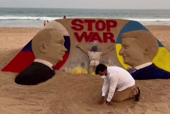 Artist Sudarshan Patnaik painted sand art in Puri sea beach to end the Ukraine-Russia war | Argus News