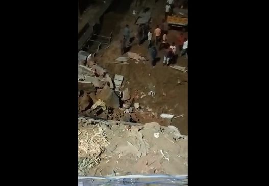 Big Breaking: bridge collapses in Cuttack, several people feared trapped!