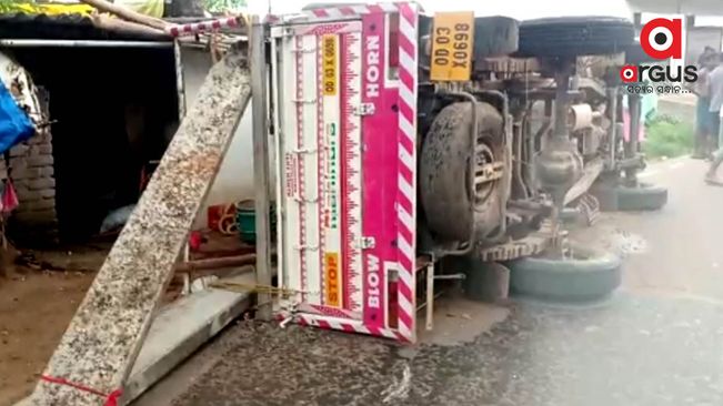 One killed, two critical as poles-laden Pickup van overturns near Balangir