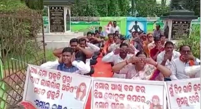 BJP stages protest at Mahatma Statue at Nimapara; demands Minister Dash’s ouster