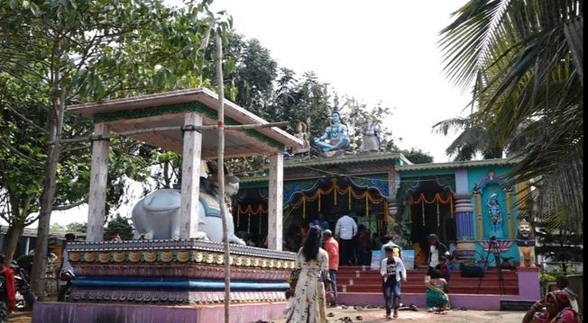 Crowd of devotees at Ladubaba's for Mahashivratri