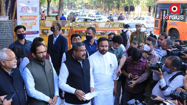 Pradhan slams Akhilesh Yadav over his EVM tampering remarks