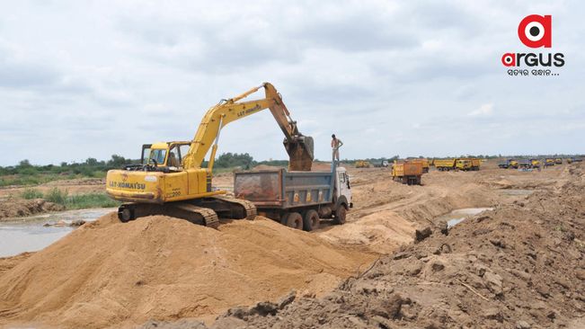 Sand Mafia king in Bali Ghat, thousands of trips are being smuggled
