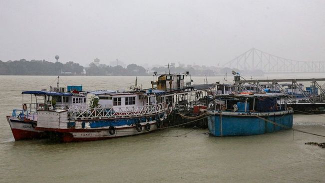 Sitrang crosses Bangladesh coast