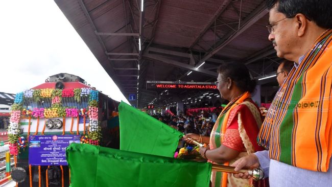 President flags off two trains between Tripura, Bengal, Assam, Manipur