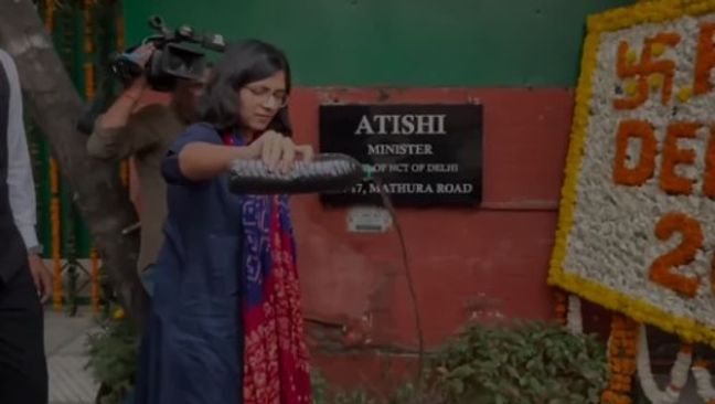 AAP MP Swati Maliwal Throws Polluted Water Outside Delhi CM's Residence