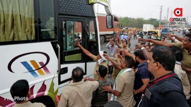 Drivers' strike: Police pick up agitating drivers in Sambalpur