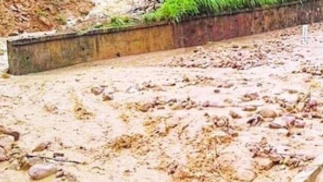 Mudslide blocks Manali-Leh Himalayan highway