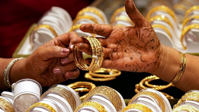 Gold Prices See A Fall,  check the gold prices in Kerala, Mumbai, odisha