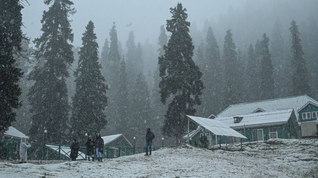 Fresh Snowfall In J&K, Minimum Temperature Improves