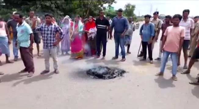 Tension in Jharsuguda as locals block road over college girl’s death in accident