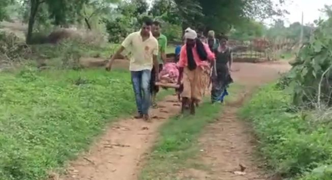 Pregnant woman carried on stretcher for 1.5 km in Balangir