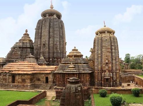Man entered in to lingaraj temple and starts chanting spells and abused the servants