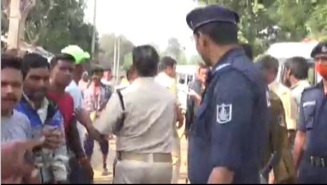 Padampur by-poll: BJD workers caught distributing money at booth today!