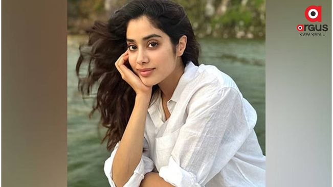 Janhvi Kapoor shares pictures from her tropical getaway