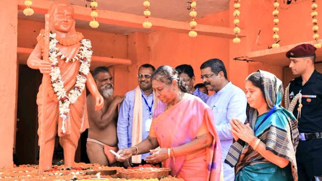President Murmu Union Minister Pradhan Pay Homage To Santha Kabi Bhima Bhoi In Sambalpur