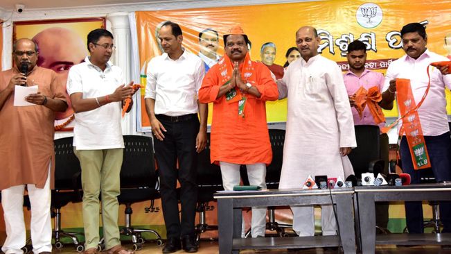 Former Gunupur MLA Trinath Gomango Joins BJP